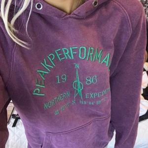 Peak performance hoodie - Jätte skön hoodie med ficka. Den är mer lila i verkligheten🥰