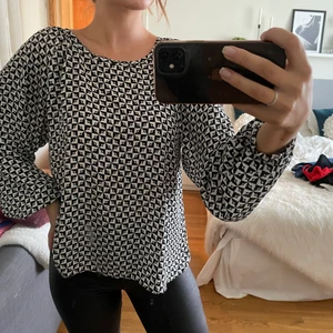 Mönstrad blus - Blus i bra skick. Frakt ingår