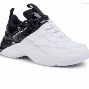 Calvin Klein skor - Jättefina skor från Calvin Klein, i princip oanvända. Köptes för 1700kr. Dom heter Calvin Klein marrell sneakers och är slutsålda typ överallt