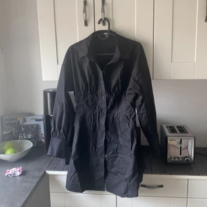 Svart skjortklänning strl 38 - Oanvänd då jag har en likadan i en annan storlek 