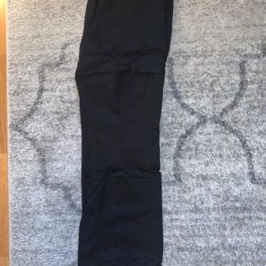 WEEKDAY CARGOPANTS - Skick 9/10 har gått med dem 1 gång, kom inte till andvänding då jag ”bytte” stil. passar riktigt bra till jordans och air force 1