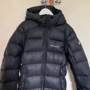 Peak Performance jacka - Peak Performance Frost Down Jacket (dam). Endast använd under en vinter och som fortfarande är i jättefint skick💘 nypriset är 4000kr och jag säljer för 2000kr plus eventuell frakt men priset kan absolut diskuteras💘 