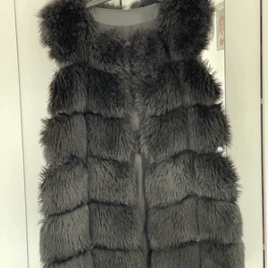 Svart pälsväst  - En svart päls väst, köpt för 900kr , säljs för 100kr. Storlek M. Inget söndrigt, skador eller tecken.
