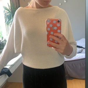 Stickad tröja från NA-KD i strl xs - Knappt använd tröja från na-kd, passar xs-m beroende på hur tight du vill ha den. Jag är normalt en s. Ganska bred öppning vid huvudet. 