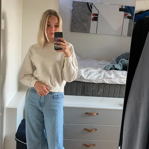 Tjöja - En tröja från gina tricot. Färgen är krämvit