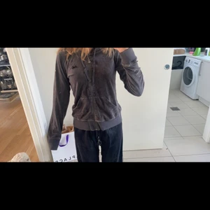 odd-molly munkjacka - silkes munkjacka från oddmolly med tryck på en rosett. kom privat vid frågor!!