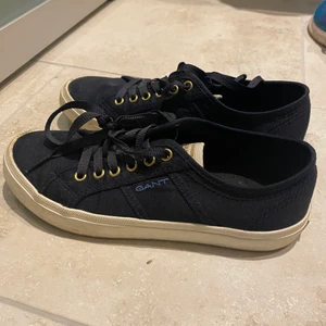 Gant skor  - Marinblåa Gant skor. De är som helt nya, bara använda två gånger. Inte min stil längre. Kontakta gärna vid intresse eller fler frågor💕