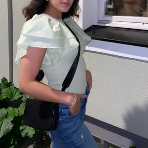 Grön body - Säljer jättefin grön body från zara, endast använd 1 gång, storlek S