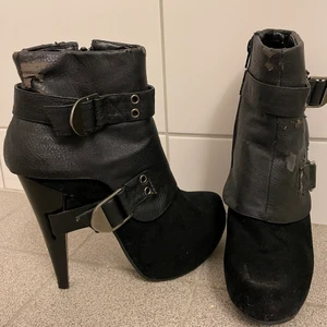 Svarta klackar - Välanvända klackskor i fakeskinn och mocka. Perfekt för den som vill ha ett par skor som man ej behöver vara försiktig i på utekvällen! Tyvärr så har lite utav ”skinnet” skavts av på båda klackarna som ni ser 😔 Enkla att gå i, klack 14cm, platå 4cm.