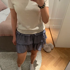 Kjol💙 - Säljer denna fina volangkjol från zara!💙Sparsamt använd och därav i gott skick. Storlek M. Köparen står för frakt😊