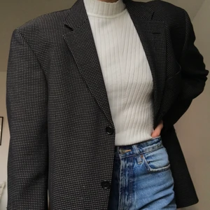 Oversized kavaj från Hugo Boss - Svart oversized kavaj från Hugo Boss. Tycker den är lite för stor för mig som vanligtvis har strl S (ibland M) i jackor. Jag har tagit bort axelvaddarna, därav hål i innerfodret (se bild 3). Köparen står för frakten. Storleken i annonsen är uppskattad! 