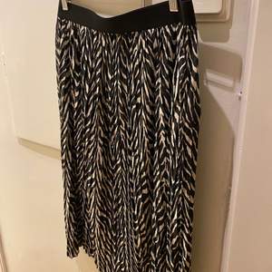En plisserad kjol i zebramönster från JDY i storlek M. Helt oanvänd, prislappen är kvar. Inköpt år 2020.