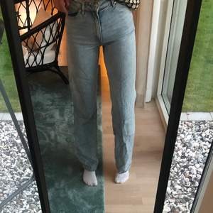 Säljer mina skitsnygga jeans från monki, jag har ett par liknande, därför var jag tvungen att sälja dessa😩Jag är 170 cm och dom sitter superbra på mig⚡️⚡️ Används ca 10 gånger och är som nya!! Säljer för 180 kr🌸💕