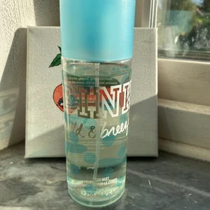 PINK wild and breezy  - Bodymist från PINK. Använd ett par gånger sedan köp men är fortfarande i bra skick. Kund står för frakt. 