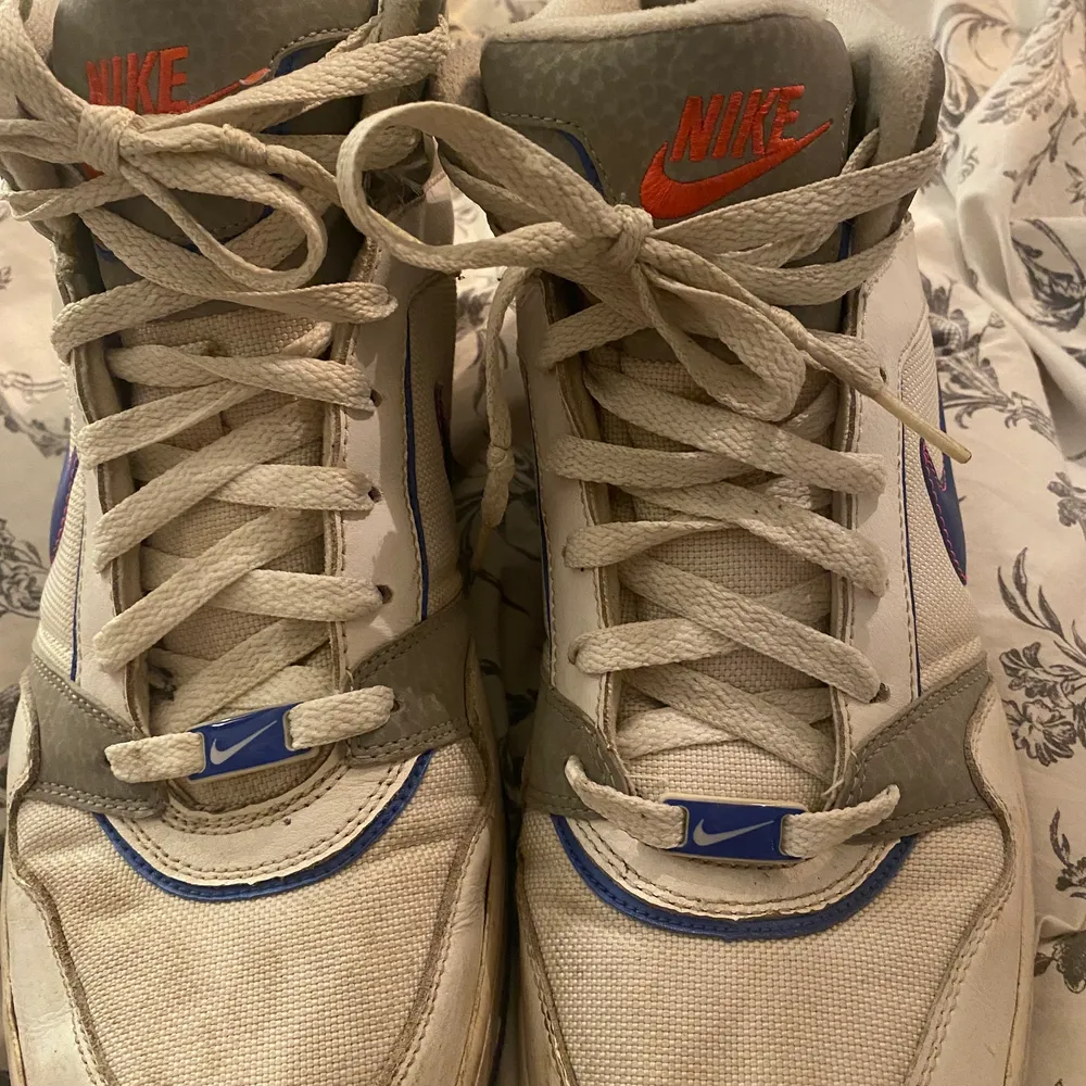 Säljer ett par Nike skor i modellen Nike air prestige 3. De är använda men ändå o fint skick! Det går att tvätta av de mesta smutsen. PRIS KAN DISKUTERAS VID SNABBAFFÄR!. Skor.