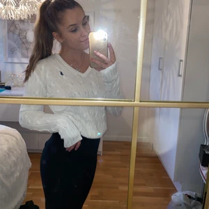 Stickad Ralph Lauren tröja - Otroligt mysig stickad tröja jag använt ca 5 gånger. Ingen märkes typ vilket speglar sig i hur lite jag använt den.  
