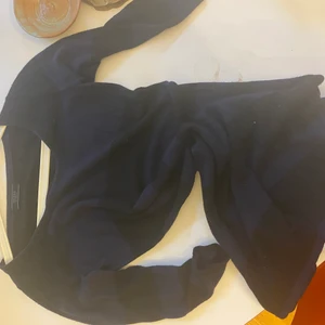 Guess, klänning extra small marin/svart - Marin svart randig guess klänning.  Stickad och snygg med slank profil. Lite använd men i begagnat skick. Hel märkesklänning. 