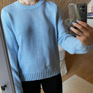 Blå stickad tröja - Blå tunn stickad tröja i jättemjukt materiel! Hör av er vid frågor eller om ni önskar fler bilder💖