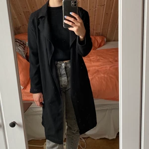 Svart kappa - Svart tunn kappa ifrån Gina i fint skick. Band att knyta runt midjan medföljer! Hör av er om ni vill ha fler bilder eller har frågor💖
