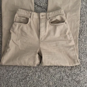 Jeans strl 36 - Säljer mina beiga jeans från asos i storlek 36. Helt felfria och jätte sköna och snygga😇  Köparen står för frakten 📦🚚