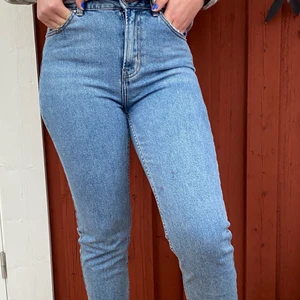 Jeans  - Ett par fina ljusa jeans från Only. Nästintill nya, endast använda ett fåtal gånger. Storlek:  W: 27 L: 32 (Tar inte ansvar för postens slarv) 