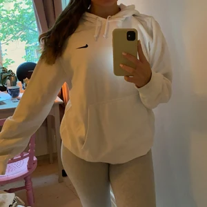 Nike hoodie - Jättefin vit oanvänd Nike Hoodie köpt i Los Angeles på Fairfax Market. Vit och jag har storlek S-M och den sitter lagom lite oversized. Köpt för ca 600