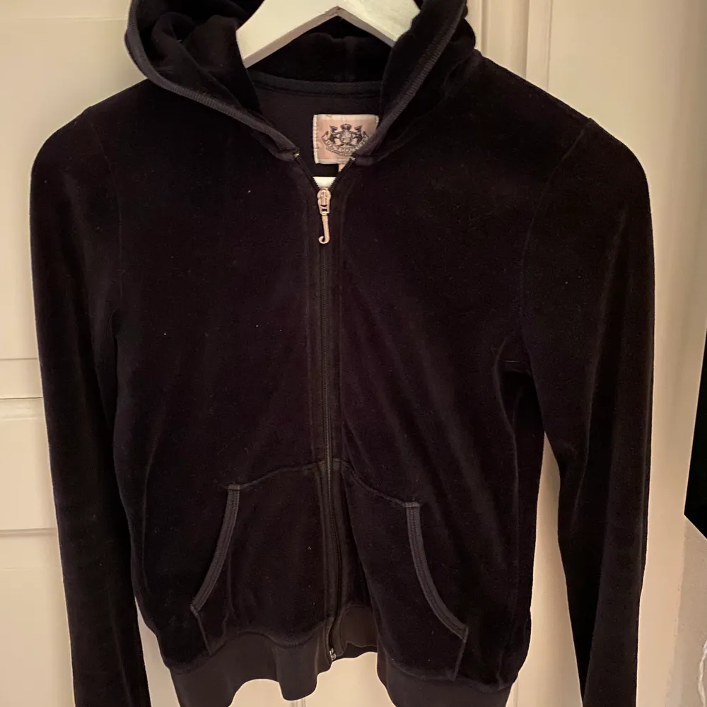 Jättefin och skön svart zip hoodie från juicy couture, köpt i barnstorlek för 12-14 men passar en xs!! Använd men inga tydliga skador på den💕. Hoodies.