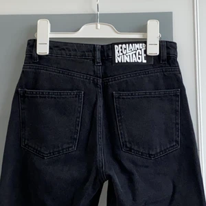Jeans från ASOS - Svarta raka jeans från märket reclaimed vintage köpta från ASOS. Säljer då jag inte använder dom längre. Storlek 24. Köpta för 500kr men jag säljer dom för 200kr🥰🥰
