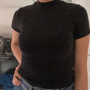 Monki festtopp S - Svart glittrig tröja från monki i S. Denna är stretchig och skön, perfekt till fest🎉🥂🍾 Denna är oanvänd bortsätt från att jag provat den🤍