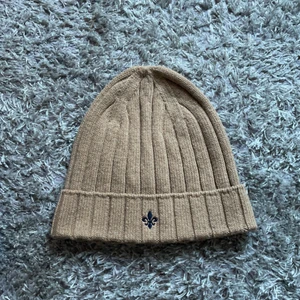 Mössa - Mössa från Morris i modellen Baron beanie i beige. Aldrig använd! 50% Ull 50% bomull. Nypris 699kr