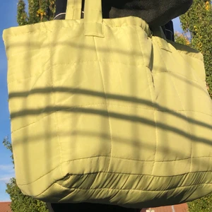 egensydd väska😸😸 - det här är mest en intressekoll på mina egensydda väskor!!🥰 jag syr av tjockare ÅTERVUNNA material, vilket gör att väskorna är chunky, varma och hållbara. just den här väskan är även reversible, så den kan bli lite mörkare grön också! PRISET SOM STÅR ÄR ETT CIRCA-PRIS eftersom det finns flexibilitet vad gäller dragkedja, storlek, material och längd på axelremmar☺️ ️skriv gärna om ni har frågor och OM DU HAR EN SPECIELL BUDGET så kan vi komma fram till något som passar båda❤️ 