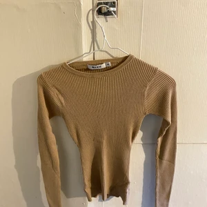 Beige topp! - Knappast använd! Frakt tillkommer!