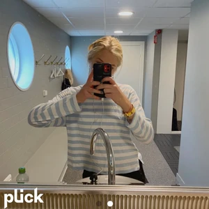 Randig tröja - Randig blå tröja i skönt material, köpt på monki och har prislappen kvar för att den aldrig är använd💙