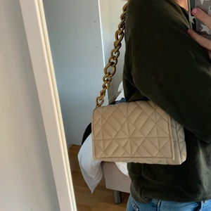 Zara väska  - Säljer nu denna super fina väskan från zara, Helt i toppskick. Köptes för 299 kr. Skriv privat för fler bilder eller funderingar💞