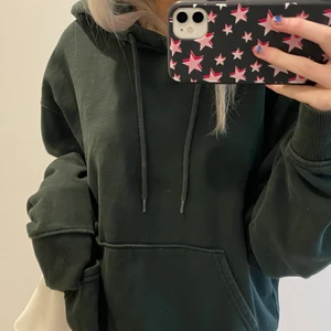 Grön hoodie - Militärgrön hoodie från Weekday som är oversized! As fin och i riktigt bra skick!! Köparen står för frakten💖