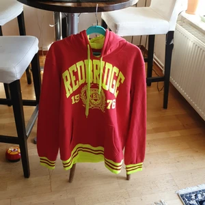 Super fin unik unisex hoodie  - En fin unisex unik hoodie som är I mycket bra skick och passar från xs- xxl beror på hur man vill ha på sig. Säljer den eftersom den kommer inte till användning. Tröjan är slut såld och bud I kommenterna 