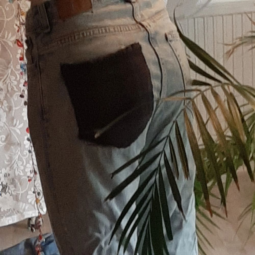 Köpt på secondhand och är knappt använda. Coolt lappade och lite 90s grunge vibes. Väldigt unika!. Jeans & Byxor.