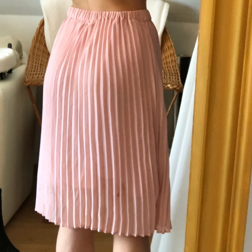 En söt rosa kjol från ”JUST” med insydd underkjol. Som ny!. Kjolar.