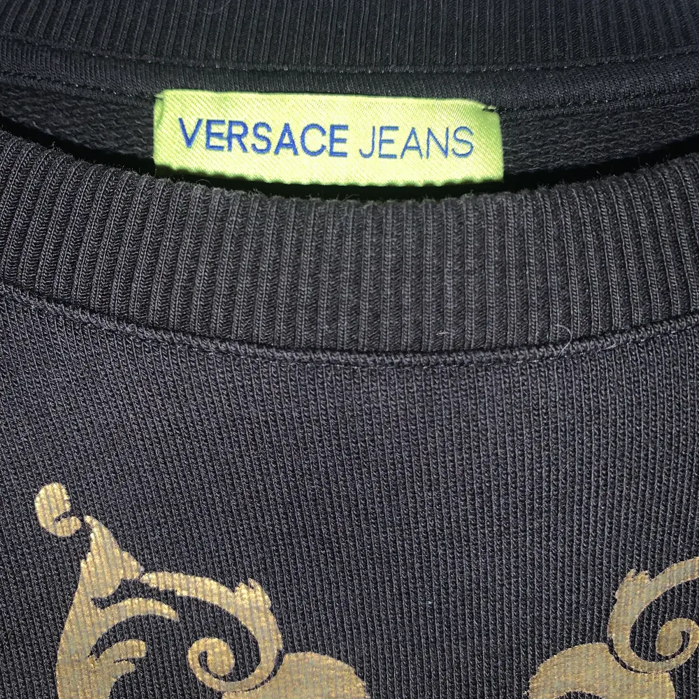 Versace jeans sweatshirt strl M! Svart med guldiga detaljer på bröstet! Inga skador och bra skick mer info i pm! Swish✅ Fraktar📦. Tröjor & Koftor.