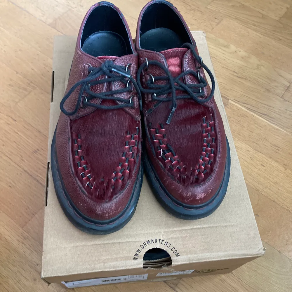 Leather dr martens creepers in eu38/ uk5. They are worn but still in good condition. Rare pair, very difficult to find.. Skor.