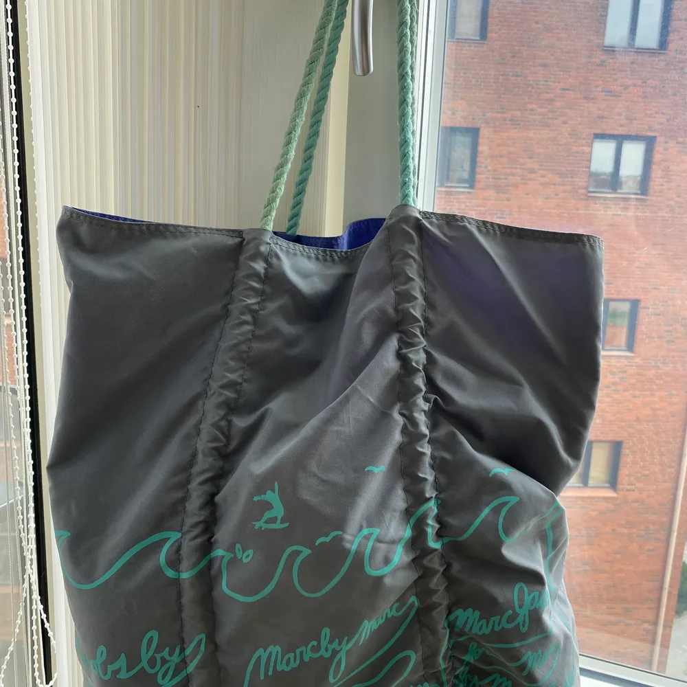 Marc Jacobs strand väska…..stor och fin 💚💜💚💜💚. Väskor.
