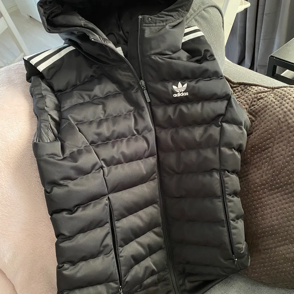 Ej använd adidas väst storlek 36 tjej modell djur o rökfri. 350kr kan skickas du betalar frakten . Ej retur . Jackor.