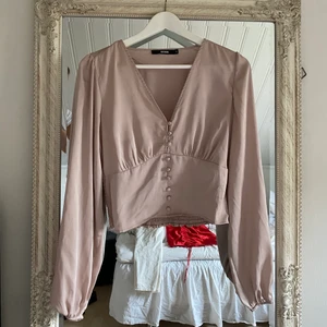 Rosa blus - Rosa blus från BikBok storlek S. Aldrig använd. 