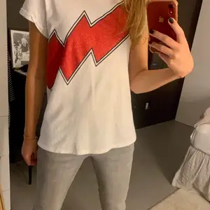 Säljer denna sååå balla t-shirt med en glitter blixt!! Den är från gestuz och nypris var 599❤️ den har en jätteliten fläck på framsidan (3:e bilden) men den går säkert bort i tvätten! den är i strl M men sitter även bra på mig som har S! passar både bra till fest och vardags😍