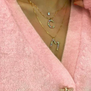 Caroline Svedbom halsband ”M” - Säljer mitt superfina halsband i bokstaven M i, box medkommer! Använt 2 gånger bara men ser ut som nytt ! Ord pris 795:-  