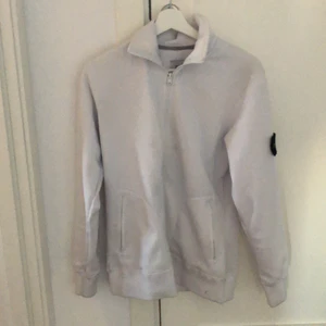 Säljer min Stone island zip Hoodie  - Säljer den för att den har blivit för liten och de är 9/10 skick ny kostar den 3000 