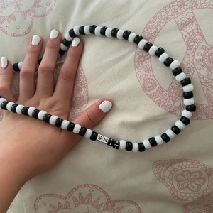Halsband svart vit - Svart vita pärlor och det är stretchit band