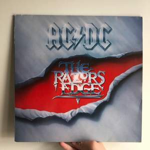 AC/DC ”The Razors Edge”. I bra skick, säljer för att jag har två av dem.