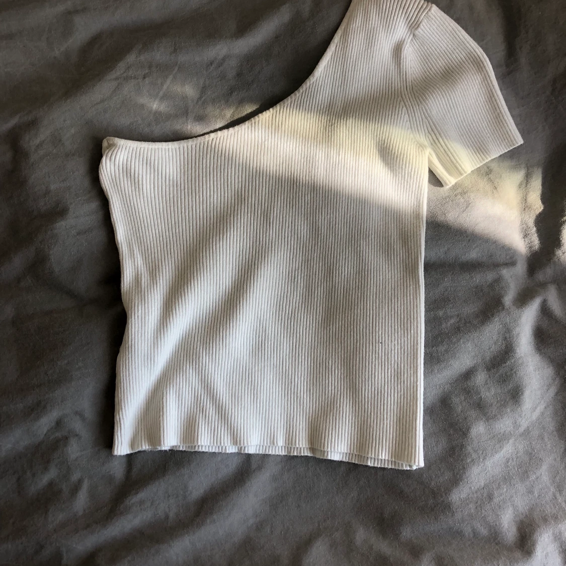 Vit of shoulder tröja från mango.