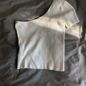 Vit of shoulder tröja från mango. - Jättefin tröja från Mango! Tyvärr är den lite för stor för mig. Den är knappt använd😍 Köparen står för frakt, budgivning i kommentarerna!❤️